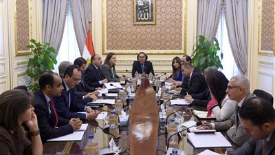 الحكومة والقطاع الخاص يبحثان مبادرة رئيس الجمهورية لدفع الصناعة الوطنية