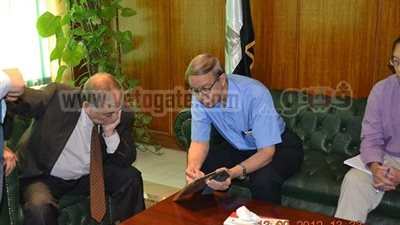 محافظ الفيوم يلتقى وفد الأمم المتحدة لمناقشة مشروع سلامة النقل