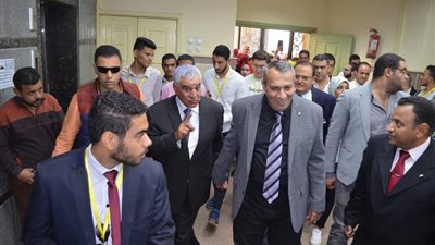 زاهي حواس يتفقد معرض صور توت عنخ آمون بآداب المنصورة