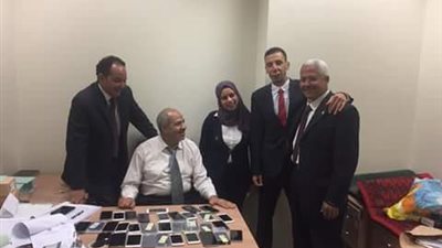 ضبط راكبين اندسا وسط المعتمرين لتهريب هواتف محمولة بمطار القاهرة (صور)