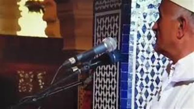 مواطن يعتدي على إمام مسجد بسيف (فيديو)