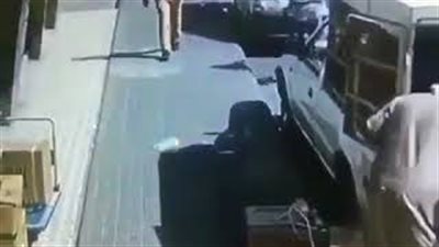 لص يسرق رجلا في وضح النهار بطريقة ماكرة (فيديو)