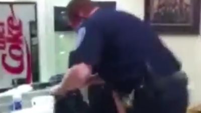 ضابط شرطة يتعرض لموقف محرج أمام زملائه (فيديو)