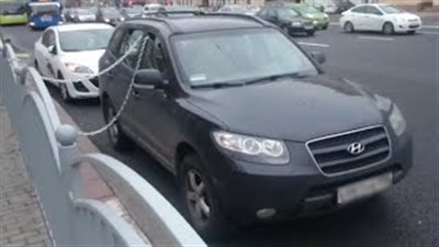 بالفيديو.. أغرب طريقة لحماية سيارتك من السرقة