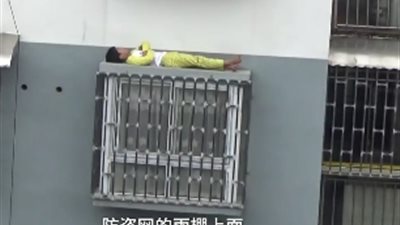 طفل ينام على نافذة بالطابق الخامس بعد تعرضه لتوبيخ من والده (فيديو)