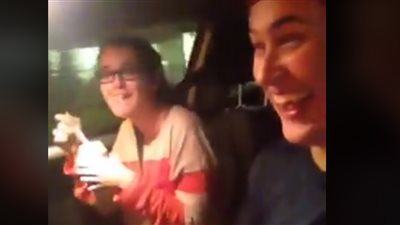 رد فعل شاب تناولت حبيبته الآيس كريم داخل سيارته (فيديو)