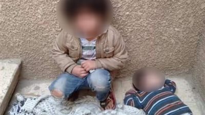 «الضنا ما بقاش غالي».. مطرب شعبي وطليقته يلقيان طفليهما في الشارع بالغربية