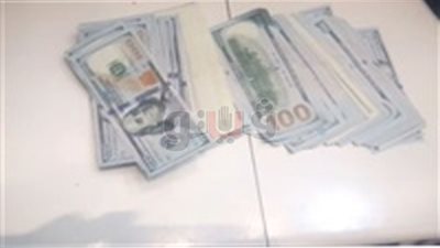 ضبط راكب حاول تهريب 25 ألف دولار بمكان حساس في مطار القاهرة