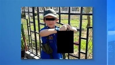 بالفيديو.. غضب بشأن صورة طفل أسترالي بسوريا يحمل رأسًا مقطوعة