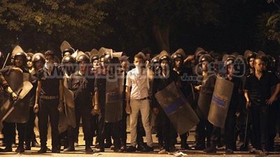 العشرات يحاولون عبور الحواجز الأمنية أمام السفارة الأمريكية