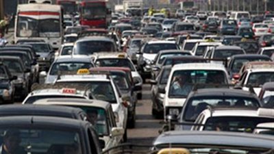 شلل مروري بـ«النهضة» بسبب اشتباكات بين رجال المرور والسائقين