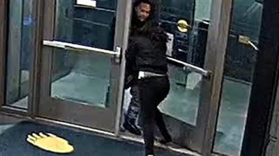 رجل يحاول الاعتداء على فتاة داخل بناية (فيديو)