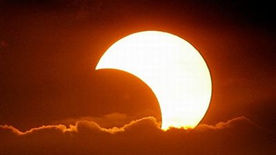 عالم فلك: كسوف الشمس الأحد المقبل يوافق استطلاع شهر المحرم