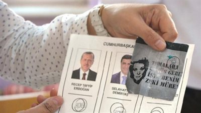 بالصور.. «أتراك» يقلدون المصريين ويصوتون للاعب «تشيلسى» في انتخابات الرئاسة