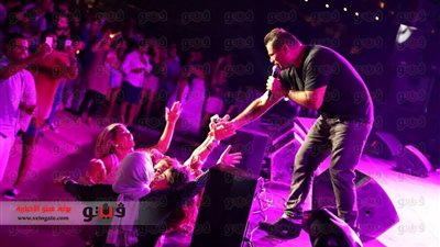 بالصور.. بنات اليونان يتدافعن لالتقاط الصور مع عمرو دياب