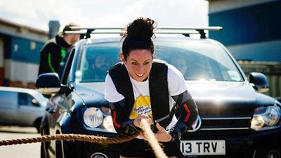 بالصور.. أقوى امرأة حسناء في بريطانيا