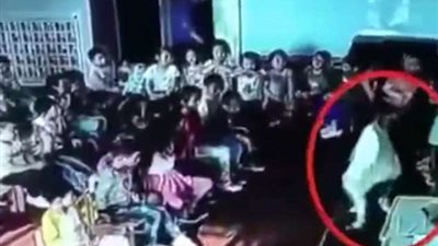 لحظة اعتداء معلمة حضانة على طفلة (فيديو وصور)