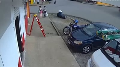 نهاية شخصين تشاجرا بالسلاح الأبيض في الشارع (فيديو)