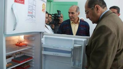 محافظ سوهاج: التحفظ على محاليل الجفاف وفحصها للتأكد من صحتها