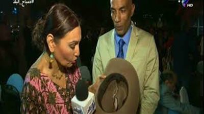 الفائز بقبعة زاهي حواس يكشف عن سعرها الحقيقي (فيديو)