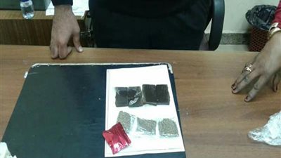 التحقيق مع راكبة حاولت تهريب مواد مخدرة في مطار القاهرة