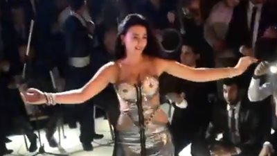 بالفيديو.. صافيناز تحيي حفل زفاف بثلاث بدل رقص