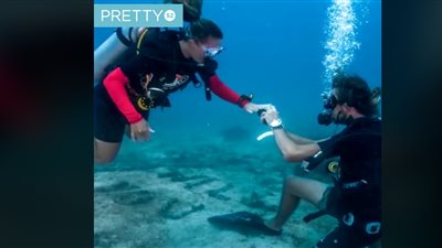 شاب يفاجئ حبيبته بعرض زواج أثناء ممارسة الغطس (فيديو)