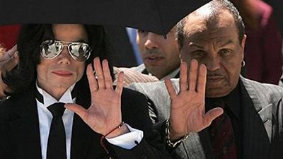 والد مايكل جاكسون بين الحياة والموت