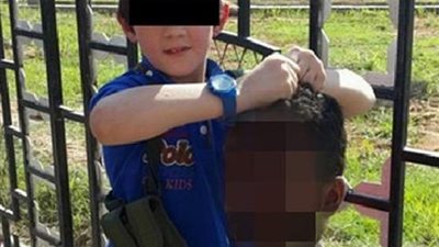 بالصور.. طفل أسترالي بـ «داعش» وظيفته «حمل الرؤوس المقطوعة»