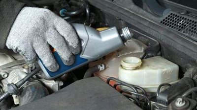 4 أسباب لأهمية تغيير زيت الفرامل.. تعرف عليها