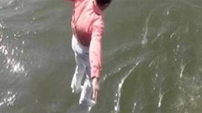 احتفل بالفلانتين على طريقته.. طبيب يلقي بوكيه ورد في النيل وينتحر من أعلى كوبري طلخا