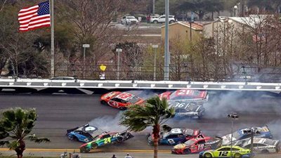 رغم مشاركة عظماء اللعبة.. اصطدام 16 سيارة في سباق رالي دايتون | فيديو