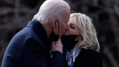 وسط حشد من المسئولين.. بايدن يحتفل بطريقة مثيرة مع زوجته بالفلانتين | صورة