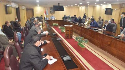 محافظ أسيوط يترأس اجتماع رصد التعديات على الأراضي بالأقمار الصناعية