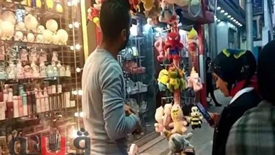 إقبال على محال الهدايا والورود للاحتفال بـ