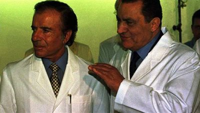 فيديو نادر لمبارك يمنح رئيس الأرجنتين الراحل كارلوس منعم قلادة النيل