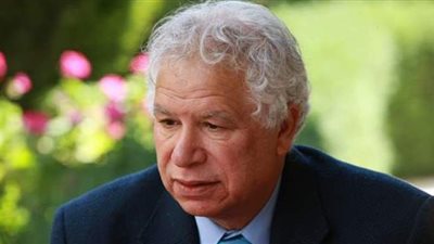 وفاة الشاعر الفلسطيني مريد البرغوثي عن 76 عاما