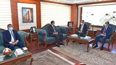 محافظ سوهاج ورئيس الجامعة يبحثان تنفيذ مبادرة تطوير الريف