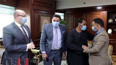 في جلسة صلح بمكتب المحافظ.. احتواء أزمة تحطم سيارة طبيب بني سويف