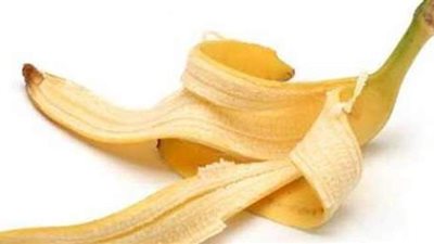 بقشر الموز.. اصنعي أقنعة ترطب بشرتك وتحافظ على نضارتها