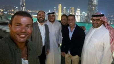 عمرو دياب ينشر صورة من كواليس إعلانه الجديد
