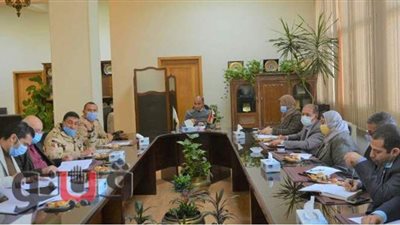 رئيس جامعة الزقازيق يجتمع بمسئولي 