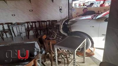 كلاكيت ثاني مرة.. سيدة تقتحم مقهى بسيارتها في الشرقية | صور