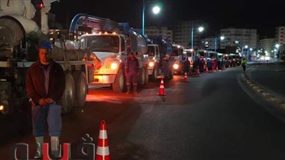 الدفع بسيارات ومعدات كسح لرفع مياه الأمطار بشوارع مطروح | صور