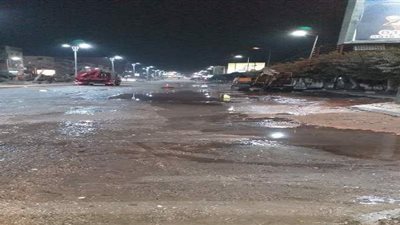 كسر خط المياه بشارع فريد ندا أثناء توسعة الطريق في القليوبية