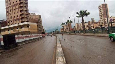 انتشار المعدات لرفع تراكمات مياه الأمطار وإغلاق بوغاز رشيد بالبحيرة