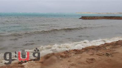 الأمطار وترسبات الأتربة تكسي بحر مطروح بـ اللون البني | فيديو وصور