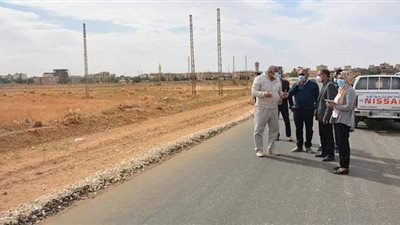 محافظ الوادي الجديد يتفقد أعمال رصف حي أرض المعلمين بالخارجة