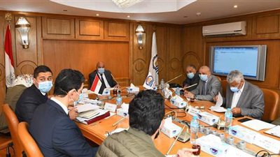 محافظ قنا يعقد اجتماعا لمتابعة أعمال ترفيق المناطق الصناعية