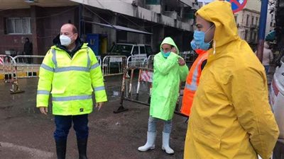 هيئة الصرف الصحي بالإسكندرية تواصل كسح مياه الأمطار من الميادين